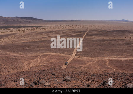 Eine Luftaufnahme eines einsamen SUV auf der Harrat Kishb Volcanic Field, Provinz Makkah, Saudi-Arabien Stockfoto