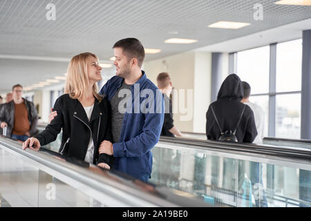 Bild der Liebhaber der Mann und die Frau in der Wartehalle am Flughafen, verschwommenen Hintergrund. Stockfoto