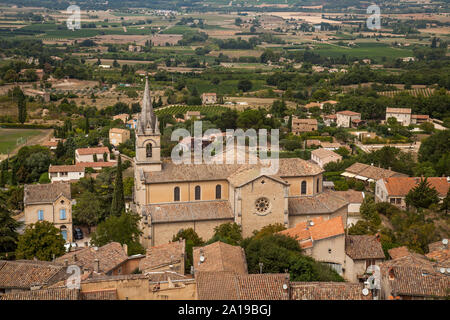 Blick auf das Dorf von Bonnieux, mit der Kirche, église Haute, Provence, Region Provence-Alpes-Côte d'Azur, Frankreich, Europa Stockfoto