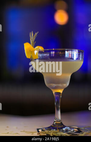 Alkoholfreien Cocktail in ein Glas an der Bar. Fruchtcocktails eingerichtet. Stockfoto