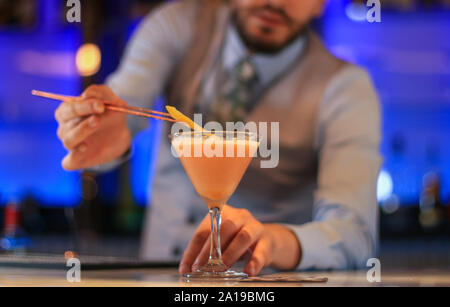 Barkeeper Vorbereitung alkoholische Cocktails an der Bar. Bar Mann gießen Schnaps. Getränke an der Bar. Stockfoto