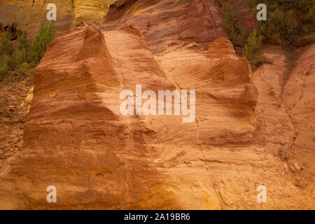 Ockerfarbenen Klippen in der Nähe von Roussillon, Departement Vaucluse, Provence-Alpes-Côte d'Azur, Frankreich, Europa Stockfoto