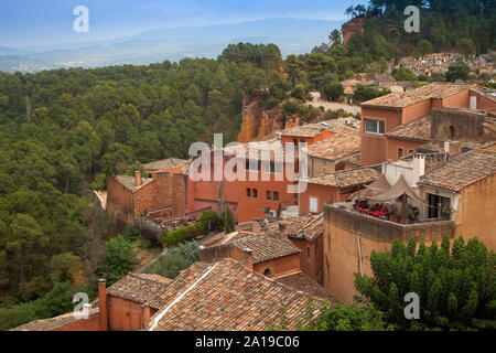 Blick auf das Dorf von Roussillon, Provence, Provence-Alpes-Cote d'Azur, Frankreich, Europa Stockfoto