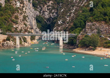 Die Brücke am Lac de Sainte-Croix, Gorges du Verdon, Verdon Schlucht Provence-Alpes-Cote d'Azur, Provence, Frankreich, Europa Stockfoto