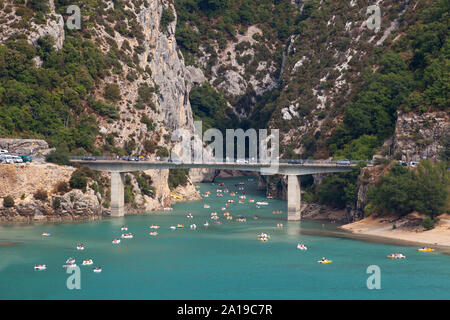 Die Brücke am Lac de Sainte-Croix, Gorges du Verdon, Verdon Schlucht Provence-Alpes-Cote d'Azur, Provence, Frankreich, Europa Stockfoto