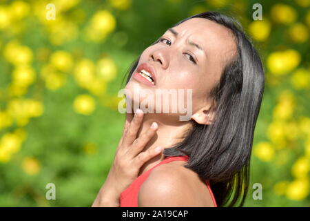 Eine Frau mit Halsschmerzen Stockfoto