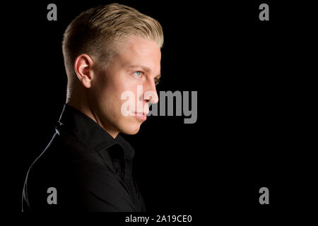 Profil Low Key Portrait von attraktiven Mann. Stockfoto