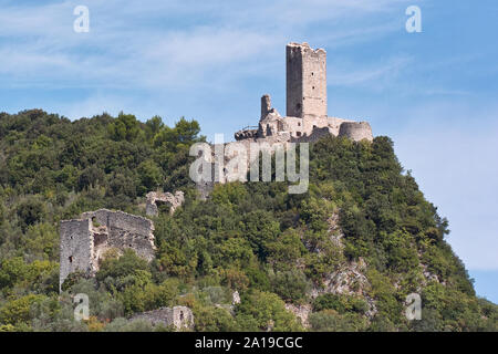 Ruinen einer mittelalterlichen Festungen in Ferentillo, Provinz Terni, Umbrien, Italien, Europa Stockfoto