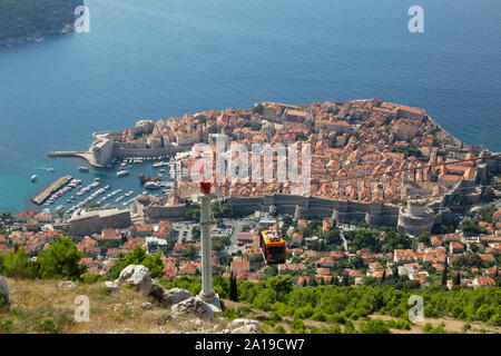 Dubrovnik Seilbahn - Blick vom Panorama Sicht den Blick auf die Altstadt von Dubrovnik, die Dalmatinische Küste und die Adria, Dubrovnik Kroatien Stockfoto