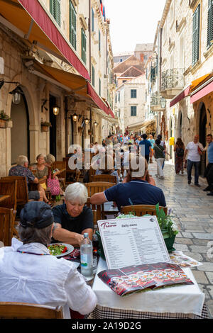 Dubrovnik Street Restaurant - die Leute an den Tischen draußen in einer engen Straße in Tag essen, die Altstadt von Dubrovnik, Dubrovnik Kroatien Europa Stockfoto