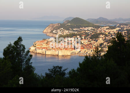 Die Altstadt von Dubrovnik UNESCO Weltkulturerbe Landschaft - die Stadtmauern aus dem Süden entlang der Dalmatinischen Küste, Dubrovnik Kroatien Europa gesehen Stockfoto