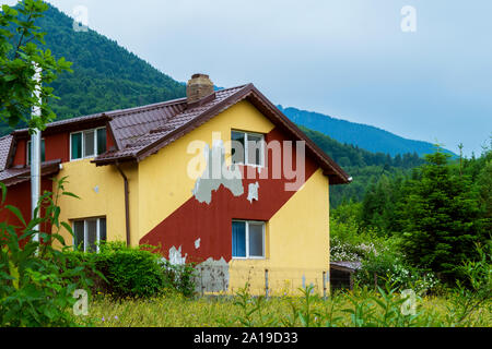 Verschlechtert modernes Haus fassade farbe braucht Reparatur für kosmetische Zwecke Stockfoto