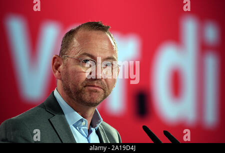 Deutschland. 25 Sep, 2019. Frank Werneke, Vorsitzender der Dienstleistungsgewerkschaft Verdi, wird seine Rede auf der Verdi Bundeskongress in Leipzig liefern. In seiner Rede sprach er sich für eine deutliche Erhöhung der Mindestlöhne in Deutschland. Werneke hat neuen Vorsitzenden 24.09 gewählt. 2019. Credit: Hendrik Schmidt/dpa-Zentralbild/dpa/Alamy leben Nachrichten Stockfoto