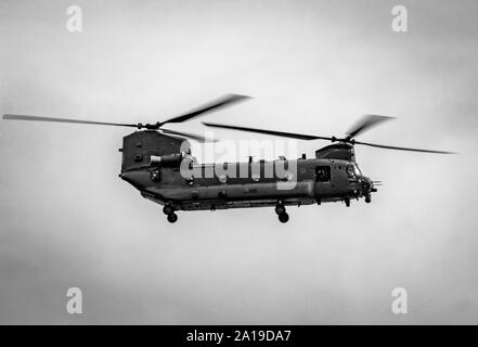 Eine Boeing CH-47 Chinook Hubschrauber über dem Himmel von Bournemouth Stockfoto