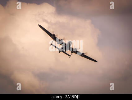 Avro Lancaster Bomber keine PA 474 Der BBMF über dem Himmel von Bournemouth im August 2019 Stockfoto