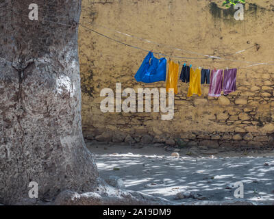 Goree, Senegal. Das tägliche Leben auf der Insel Goree. Die Wäsche hängt an einer Schnur. Gorée. Dakar, Senegal. Afrika. Stockfoto