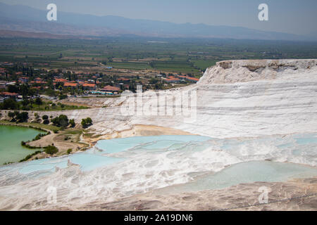 Natürliche Teiche mit Teal Wasser in die Sehenswürdigkeiten Pamukkale in der Türkei. Stockfoto