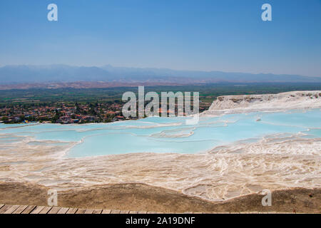 Natürliche Teiche mit Teal Wasser in die Sehenswürdigkeiten Pamukkale in der Türkei. Stockfoto