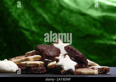 Weihnachten Hintergrund Konzepte mit Laternen, Kerzen und Cookies Stockfoto