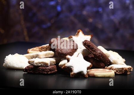 Weihnachten Hintergrund Konzepte mit Laternen, Kerzen und Cookies Stockfoto