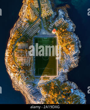 Fußballfeld in Henningsvær von oben Stockfoto