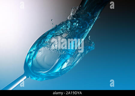 Stilisierte, bunte Bild der flüssige Spritzer in Wein Glas Stockfoto