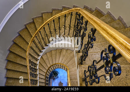 Von oben nach unten Blick auf elegante, golden, Wendeltreppe. Stockfoto