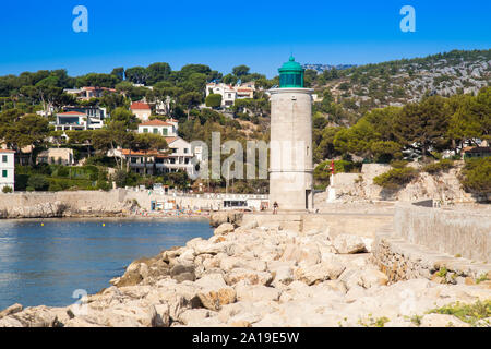 Der Leuchtturm am Hafen von Cassis, Bouches-du-Rhone, Provence-Alpes-Cote d'Azur, Südfrankreich, Frankreich, Europa Stockfoto