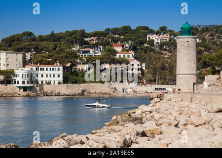 Der Leuchtturm am Hafen von Cassis, Bouches-du-Rhone, Provence-Alpes-Cote d'Azur, Südfrankreich, Frankreich, Europa Stockfoto