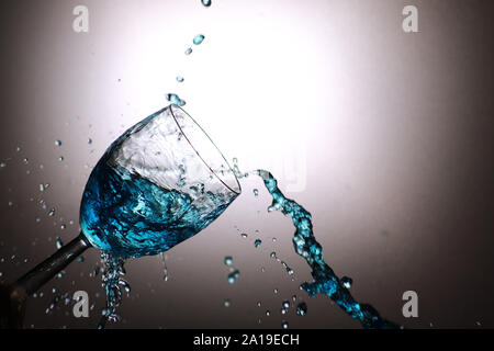 Stilisierte, bunte Bild der flüssige Spritzer in Wein Glas Stockfoto