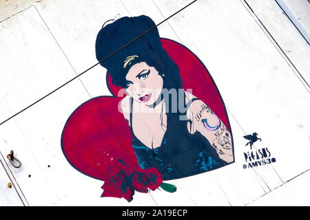 Street Art feiert das verstorbene Amy Winehouse in Camden Town, North London. Stockfoto