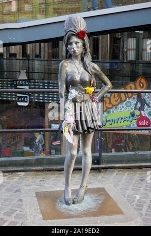 Eine Statue der verstorbenen Soul- und Jazzsängerin Amy Winehouse, in Camden Town, von der Skulptur Scott Eaton. Stockfoto