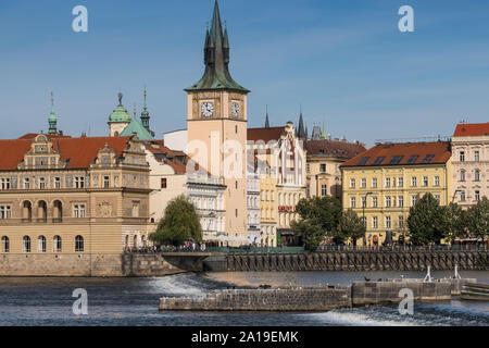 Prague Old Town Waterfront Architektur über die Moldau gesehen, Prag, Tschechische Republik Stockfoto