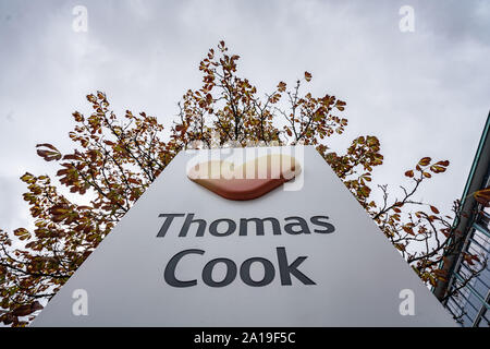 Deutschland. 25 Sep, 2019. Das Logo der Firma steht vor der Zentrale der Deutschen Thomas Cook Travel Group. Vier Tage nach der Insolvenz der Britischen Muttergesellschaft, die deutsche Tochtergesellschaft Konkurs. Foto: Frank Rumpenhorst/dpa/Alamy leben Nachrichten Stockfoto