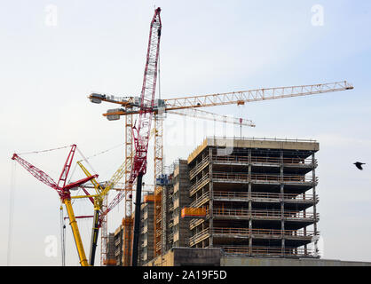 Deutschland. 10 Sep, 2019. Verschiedene Krane im Einsatz auf der Baustelle des ehemaligen Technischen Rathaus der Stadt Leipzig. Die 170 Meter langen ehemaligen Bürokomplex in der Nähe der Innenstadt in vier 9-stöckigen Türmen des gleichen Typs, die nur in der Base verbunden bleiben wird geteilt. CG Gruppe AG, eine Tochtergesellschaft der Consus Immobilien AG, plant eine neue Wohnanlage mit 280 Wohnungen bis 2020 zu bauen. Credit: Waltraud Grubitzsch/dpa-Zentralbild/dpa/Alamy leben Nachrichten Stockfoto