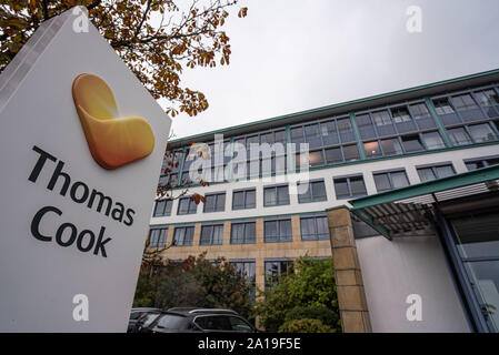 Deutschland. 25 Sep, 2019. Das Logo der Firma steht vor der Zentrale der Deutschen Thomas Cook Travel Group. Vier Tage nach der Insolvenz der Britischen Muttergesellschaft, die deutsche Tochtergesellschaft Konkurs. Foto: Frank Rumpenhorst/dpa/Alamy leben Nachrichten Stockfoto