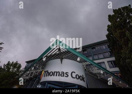 Deutschland. 25 Sep, 2019. Der Schriftzug 'Thomas Cook' steht vor einem dunklen Himmel am Sitz der Deutsche Thomas Cook Travel Group. Vier Tage nach der Insolvenz der Britischen Muttergesellschaft, die deutsche Tochtergesellschaft Konkurs. Foto: Frank Rumpenhorst/dpa/Alamy leben Nachrichten Stockfoto