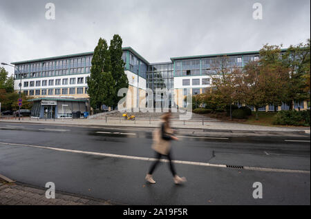 Deutschland. 25 Sep, 2019. Eine Frau übergibt den Sitz der Deutschen Thomas Cook Travel Group. Vier Tage nach der Insolvenz der Britischen Muttergesellschaft, die deutsche Tochtergesellschaft Konkurs. Foto: Frank Rumpenhorst/dpa/Alamy leben Nachrichten Stockfoto