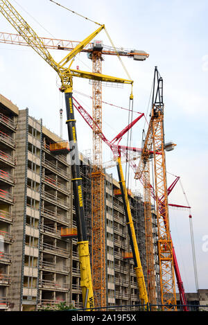 Deutschland. 10 Sep, 2019. Verschiedene Krane im Einsatz auf der Baustelle des ehemaligen Technischen Rathaus der Stadt Leipzig. Die 170 Meter langen ehemaligen Bürokomplex in der Nähe der Innenstadt in vier 9-stöckigen Türmen des gleichen Typs, die nur in der Base verbunden bleiben wird geteilt. CG Gruppe AG, eine Tochtergesellschaft der Consus Immobilien AG, plant eine neue Wohnanlage mit 280 Wohnungen bis 2020 zu bauen. Credit: Waltraud Grubitzsch/dpa-Zentralbild/ZB/dpa/Alamy leben Nachrichten Stockfoto