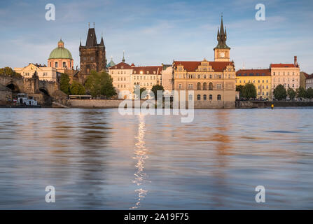 Prague Old Town Waterfront Architektur über die Moldau gesehen, Prag, Tschechische Republik Stockfoto