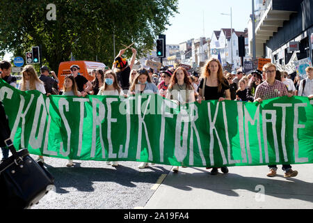 Der 20. September Jugend für Klimawandel Protest in Bristol. Freitag Streik für Klima März in der Stadt. Die Schule Streik für Klima Banner. Stockfoto