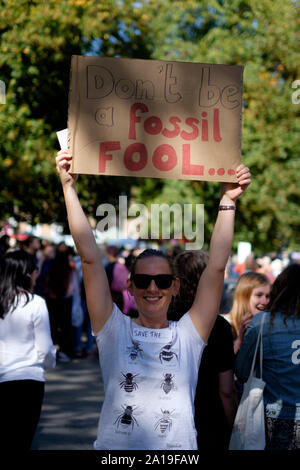 Der 20. September Jugend für Klimawandel Protest in Bristol. Freitag Streik für Klima März in der Stadt. Ein Fossil Fool anmelden Stockfoto