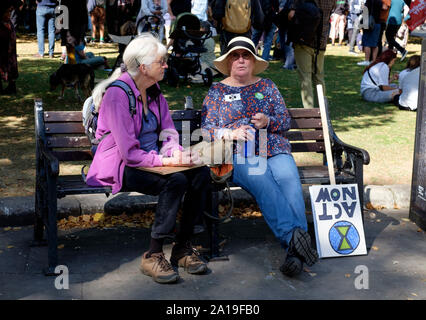 Der 20. September Jugend für Klimawandel Protest in Bristol. Freitag Streik für Klima März in der Stadt. Einige ältere Demonstranten. Stockfoto