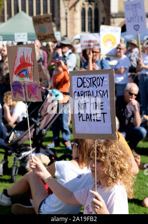 Der 20. September Jugend für Klimawandel Protest in Bristol. Freitag Streik für Klima März in der Stadt. Ein Zerstören der Kapitalismus Zeichen Stockfoto