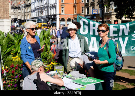 Der 20. September Jugend für Klimawandel Protest in Bristol. Freitag Streik für Klima März in der Stadt. Damen der Gruenen in ihren Stall. Stockfoto