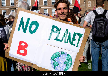 Der 20. September Jugend für Klimawandel Protest in Bristol. Freitag Streik für Klima März in der Stadt. Eine kein Planet B-Zeichen Stockfoto