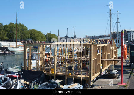 Gesehen entlang der Hafenpromenade in Bristol UK. Ein Haus Boot auf Anold konkrete Barge die Ferro. Stockfoto