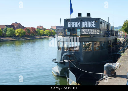 Gesehen entlang der Hafenpromenade in Bristol UK. Korn Barge ist ein schwimmendes Pub, einer der Wächter Papiere top 50. Stockfoto