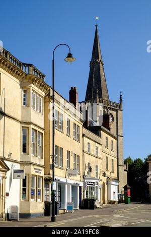 Chippenham ist eine kleine Stadt in Wiltshire. Der Blick vom Marktplatz in Richtung St Andrews Kirche Stockfoto