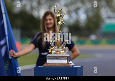 Die RAC Tourist Trophy auf dem Gitter vor der FIA World Endurance Championship 4 Stunden Silverstone Stockfoto